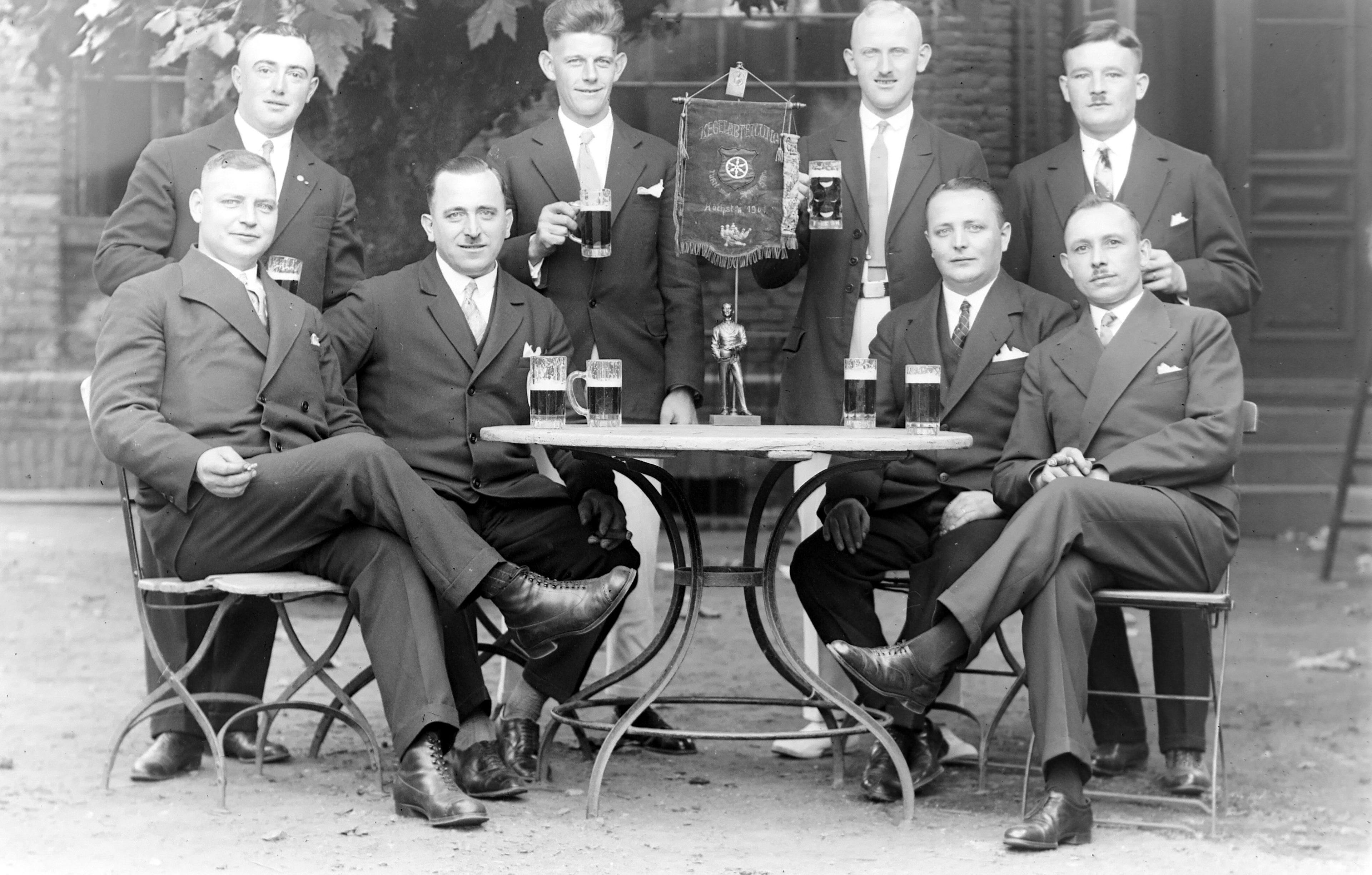 Die Kegler des Höchster Turnvereins in fröhlicher Runde 1901